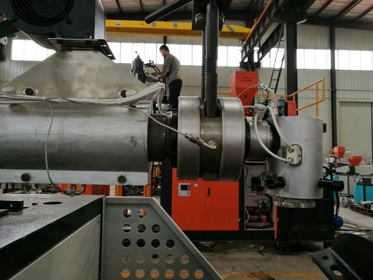 Automatyczna maszyna do formowania z rozdmuchem z 12 formami 6000 sztuk / h Objętość produktu 90 ml